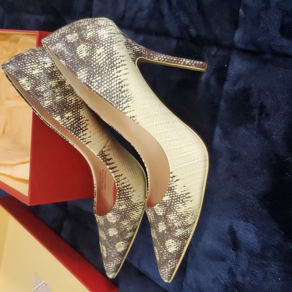 Charles Jourdan Pumps - Picture 5 of 6